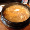 韓国料理 どやじ - 本日いただいた”海鮮ズンドゥブラーメン 1,100円”は土鍋（トゥッペギ）の中で、熱々です。