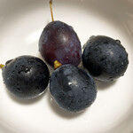 八紘学園 農産物直売所 - 【2021年09月】一つは八紘学園で購入したプルーンです、どれでしょう？？？？　　　　答え：上（他はぶどう）。
