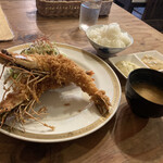 洋食春 - エビフライ2尾 ライスセット ¥1,815 (全部食べられますが、私は上手に食せず口の中、出血しました^^;)