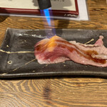 千日前肉寿司 - 和牛とろカルビは、テーブルまで持って来てからバーナーで炙ってくれます。