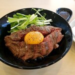 パパステーキと - ローストビーフ丼　Mサイズ　ごはん大盛り