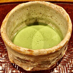御料理 古川 - 抹茶で食事の余韻を楽しみます