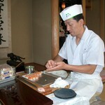 Sushi Kaiseki Dokoro Yanagi - 出張寿司・懐石で座りながらの握り風景