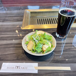 Hishakaku - 一口食べる前のサラダ（刻んだリンゴが入ってます♪）烏龍茶はオープン記念だからか無料でついてきた。