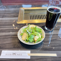 焼肉 飛車角 横浜店 - 一口食べる前のサラダ（刻んだリンゴが入ってます♪）烏龍茶はオープン記念だからか無料でついてきた。