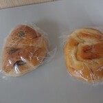 あさひや - 左 ハンバーグパン 150円(税込)、右 ツナオニオン 130円(税込)