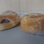 あさひや - 左 ハンバーグパン 150円(税込)、右 ツナオニオン 130円(税込)