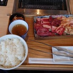 Yakiniku Shokudou Yamato - 6種盛り定食　
                        牛バラカルビ、ハラミ、三元豚カルビ、牛タン、カルビ、ホルモン