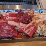 Yakiniku Shokudou Yamato - 6種盛り定食　
                        牛バラカルビ、ハラミ、三元豚カルビ、牛タン、カルビ、ホルモン