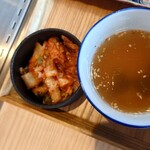 Yakiniku Shokudou Yamato - スープとキムチ　キムチは甘めな印象