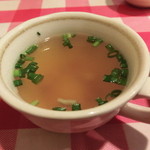 ピアンタ - セットのスープ。ベーコン＆コンソメのシンプルな味付けですが、しっかりと美味しいです。