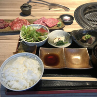 柳橋焼にく わにく - ■特選焼肉ランチ￥3,000：神戸ビーフ1種と黒毛和牛2種を盛り込んだ贅沢な構成。部位ごとの焼き加減や旨みの違いが穏やかに感じられ、それぞれの個性をじっくりと味わえた。