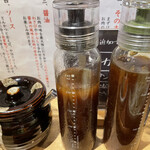 とんかつ けい太 - 黒い蓋の方が黒トリュフ、緑の蓋の方が青じそのドレッシング