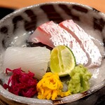 Akanezaka Oonuma - お造りは淡路の鯛と障泥烏賊。藻塩と昆布醤油で、新鮮さ甘みをばっちり味わいました(*^^)v　添えられた菊が素敵。