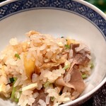 茜坂大沼 - 栗と天然平茸のご飯。こちらで購入する平茸とは別物でした。良い意味で田舎風の炊きこみご飯に夢中です♡