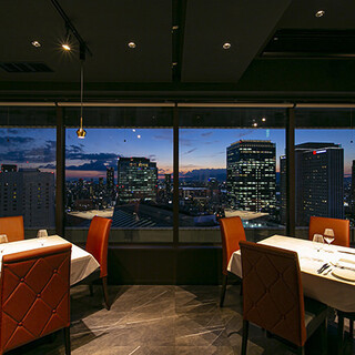 【テーブル席２〜４名様】広々とゆったりお食事が楽しめます。