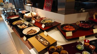 Chiso Zammai - さつまいもレモン煮、人参のオレンジ煮、しらすブロッコリー、ひじき、さばの醤油麹焼き、切り干し大根、野菜のごまあえ、もやしの炒め物、野菜の浅漬け、高野豆腐と椎茸の煮物、唐揚げ