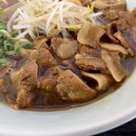 中華そば もりしょう - 豚バラ肉がたっぷり、
            肉の旨味が滲み出て更に濃厚なスープへ、
            これは…旨い！