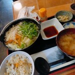 Yoshida - 水餃子定食　水餃子、小鉢、御新香、お味噌汁　白米の替わりに炊き込みご飯