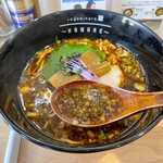 Sagamihara 欅 - 香ばしいニンニク油と醤油の香ばしさでコクと旨味の有るスープ