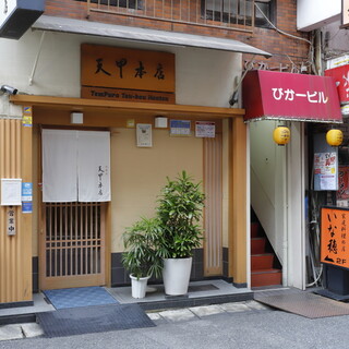 落着きのある大人の空間。目の前で仕上がる料理に心躍る