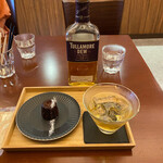 カフェ&ヘアーサロン リバーブ - アイリッシュウイスキー「タラモアデュー12年」ロックのダブル＆焼き立て自家製カヌレ