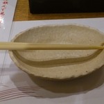 Kaisen Dokoro Tomoyoshi - 箸置き兼のお皿