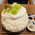 サカノウエカフェ - 晴王の生はちみつとシャインマスカット　2,200円