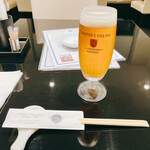 シャングリ・ラ - テーブルセットと生ビール