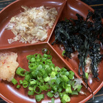 手打そば 風月庵 - こちらの薬味は釜揚げ蕎麦のもの。海苔が割子と違う細やかさ。
