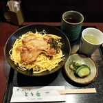 日本ばし とり鹿 - スープと漬物付きです。