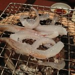 Taishi - 活き造りの烏賊のゲソをハサミで切って焼きます♪