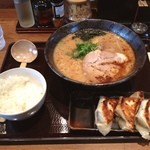 Dem Maru - 無料の麺大盛と、ライスが嬉しいです(^^)
                        美味しいラーメンです