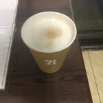 セブンイレブン - ドリンク写真:セブンイレブンのコンビニコーヒーの技術進歩は著しく、「コーヒーマシン」が、その場でコーヒー豆を挽いて美味しいホットカフェラテを淹れてくれます。