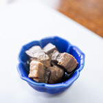 磯料理 一吉 - お通し（まぐろ煮付け）