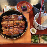 吉里 - ひつまぶし 関東風 4180円
骨せんべい、紫芋の豆腐、デザート、ソフトドリンク付き