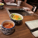 Azabu Juuban Yakiniku Kintan - サラダ・スープ・ライス(白米と16穀米)は、多分何度でもおかわり可