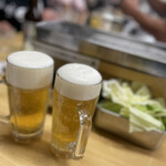 Tenshichi - 緊張しつつ、ビールで乾杯。グラスはよー冷えとる。キャベツは食べ放題！