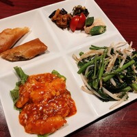フーロン - これは豪華～！日替わりの本格おかず4種類にスープやサラダ、デザート2種にジャスミン茶付き♪彩りプレート税込み1,100円