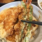 Tendon Tenya Toyama Hongo Ushin Ten - インゲン大嫌いだけど 天ぷらだと食える んだよなぁ〜
                        
                        草嫌いでも天ぷらだと食えちゃう不思議。
                        
                        元々はバテレン料理なんだろうけど、今やすっかり和食。
                        
                        昔の日本人ってエライね。
                        
                        
                        