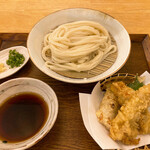 うどん屋 つなぐ - とり天うどん(冷)