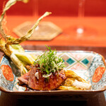 Ji-Cube - 牛肉のガーリックソースがけ