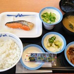 松屋 - 焼鮭定食　490円(税込)　納豆（ネギ付）　100円(税込)