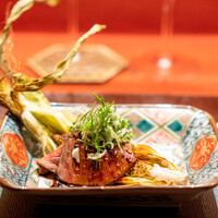 Ji-Cube - 牛肉のガーリックソースがけ