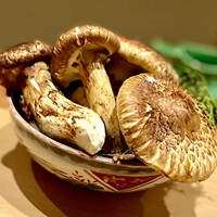 米増 - 香りプンプン。和歌山の松茸が山盛り♫
                    このままかぶりつきたいな〜。