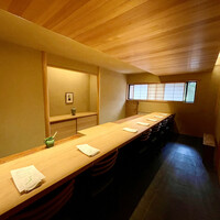 米増 - 落ち着いた設えが安心感を生み、料理に集中させる。