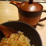 鉄板焼 grow - お出汁を掛けて、ガーリックライス茶漬け