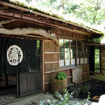 園内には数箇所、食事できる場所があります