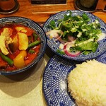 Kaomangaikicchin - タイレッドカレー（￥１１００税込以下同）＆パクチーサラダ（￥２２０）