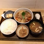 土鍋炊ごはん なかよし - 肉じゃが定食850円